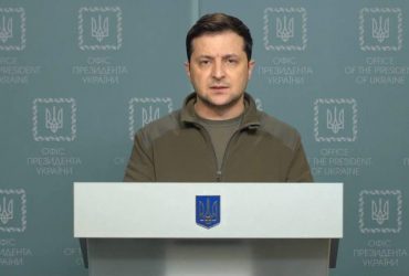 Мы защищаем Украину наедине: Зеленский обратился к украинцам и россиянам
