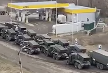 Огромная колонна российской военной техники едет в сторону материковой Украины (видео)