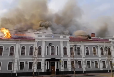 У Чернігові горить будівля СБУ (фото, відео)