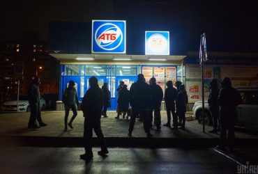 На кассе в АТБ можно снять наличные с банковских карт до 6 тысяч гривень