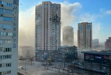 В Киеве в жилой дом на улице Лобановского попала ракета (фото, видео)