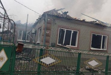 На Донбассе в результате авиаудара оккупантов по Сартане погибли 4 человека, 9 ранены (фото)