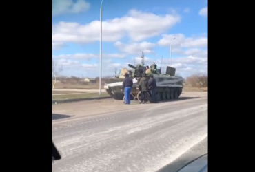 Оккупанты РФ бросили под Николаевом танк  с 20-летним солдатом, его взяли в плен (видео)