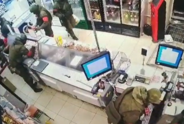 Голодные оккупанты РФ обнесли продуктовый магазин в Сумской области и попали на видео