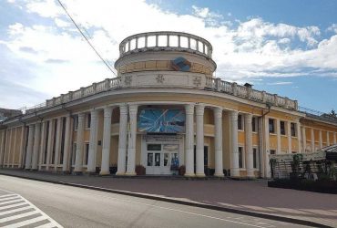 В Чернигове в результате ракетного удара разрушено историческое здание конца 30-х годов ХХ века (видео)