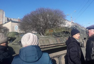 На Чернігівщині місцеві жителі розвернули колону ворожої техніки (фото)