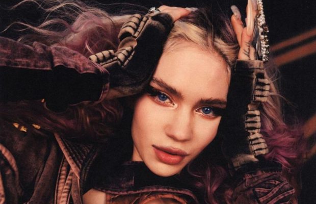 Створює "тіло прибульця": екс-дівчина Маска зробила "інопланетне" тату на грудях (фото)