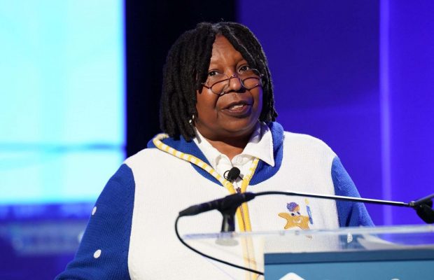 "Холокост не связан с расой": оскароносная Вупи Голдберг оказалась в центре скандала