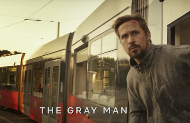 Netflix показал превью фильмов 2022 года: первые тизеры "Серого человека" и "Достать ножи 2"