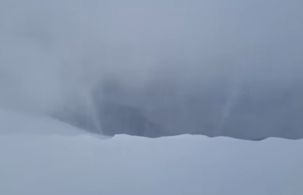Крайне опасное явление: спасатели показали снежные фонтаны в Карпатах (видео)