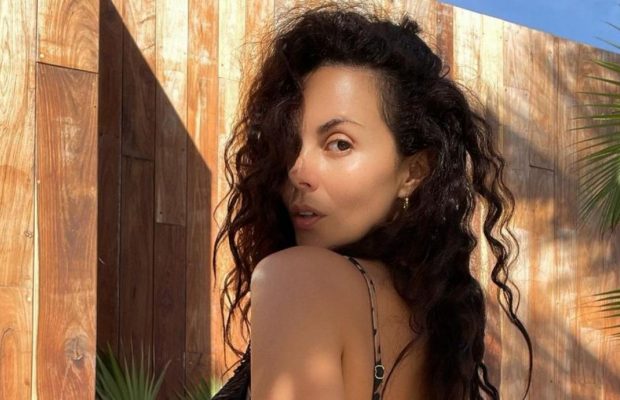 "И не стыдно голышом?": Каменских сверкнула пышными формами в прозрачном платье (фото)