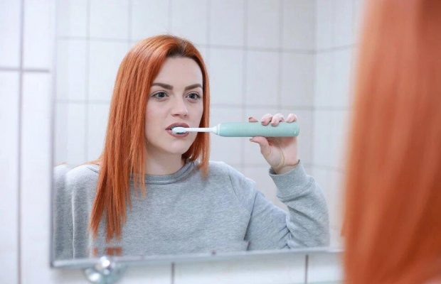 Как убрать желтый налет на зубах в домашних условиях: профессиональные и народные методы