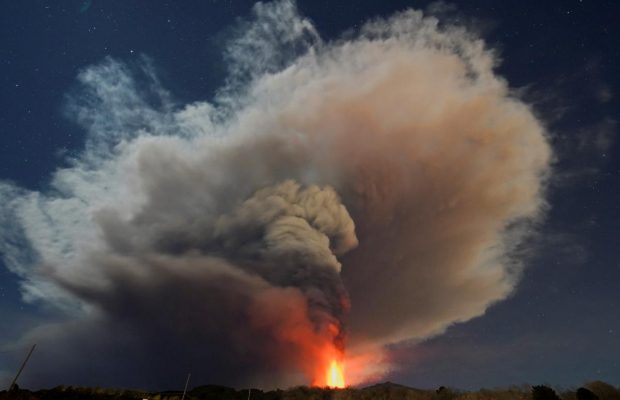 Вулкан Етна освітив нічне небо вражаючим виверженням (фоторепортаж)