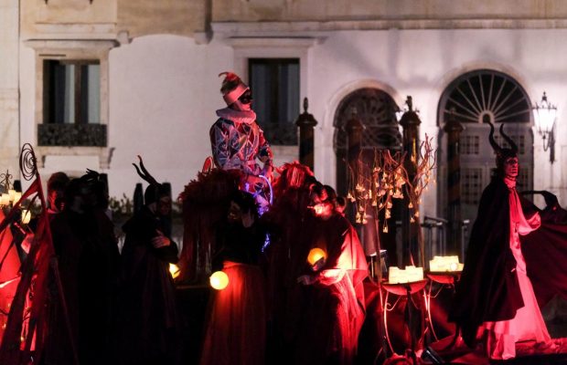 В Венеции впервые за два года проходит легендарный карнавал (фоторепортаж, видео)