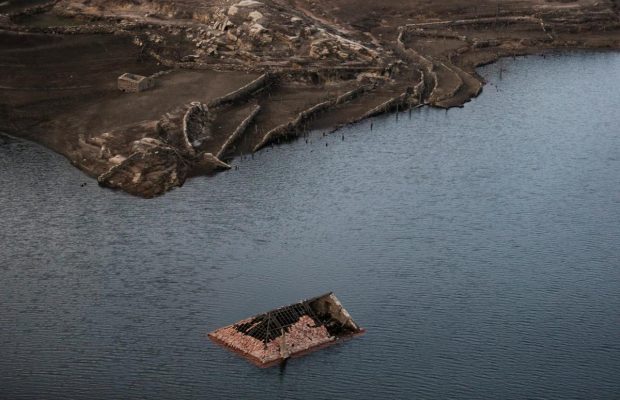 В Іспанії з-під води з'явилося затоплене село-привид (фоторепортаж)