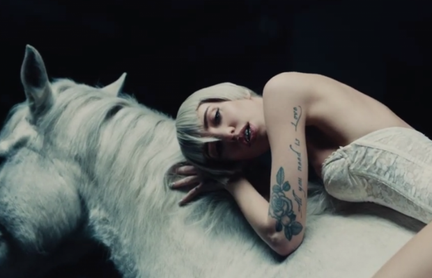 DOROFEEVA знялася у боді на коні та влаштувала "пожежу" в мережі новим кліпом (відео)