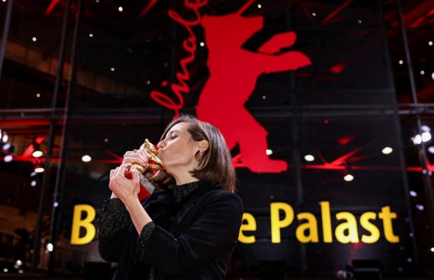 Главную награду Берлинале получил испанский фильм "Алькаррас" (фоторепортаж)