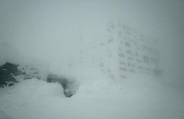 В Карпатах объявили красный уровень опасности: погода продолжает ухудшаться (фото)
