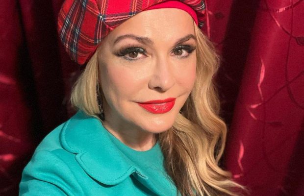 Ольга Сумская показала архивное фото, на котором целуется с любовником за спиной мужа