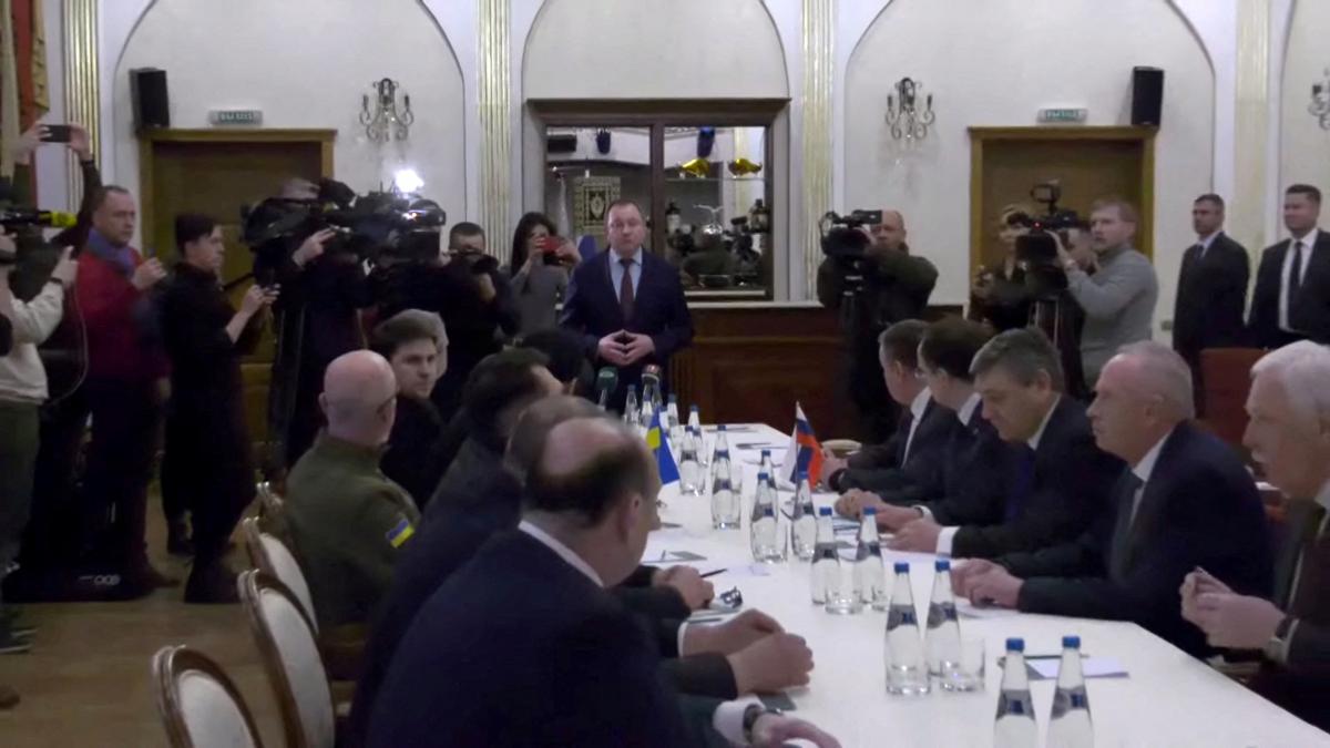 Представители Украины и России встретились на украинско-белорусской границе / фото REUTERS