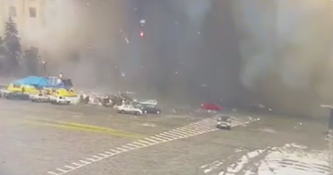 Оккупанты совершили ракетный обстрел площади Свободы в Харькове / скриншот