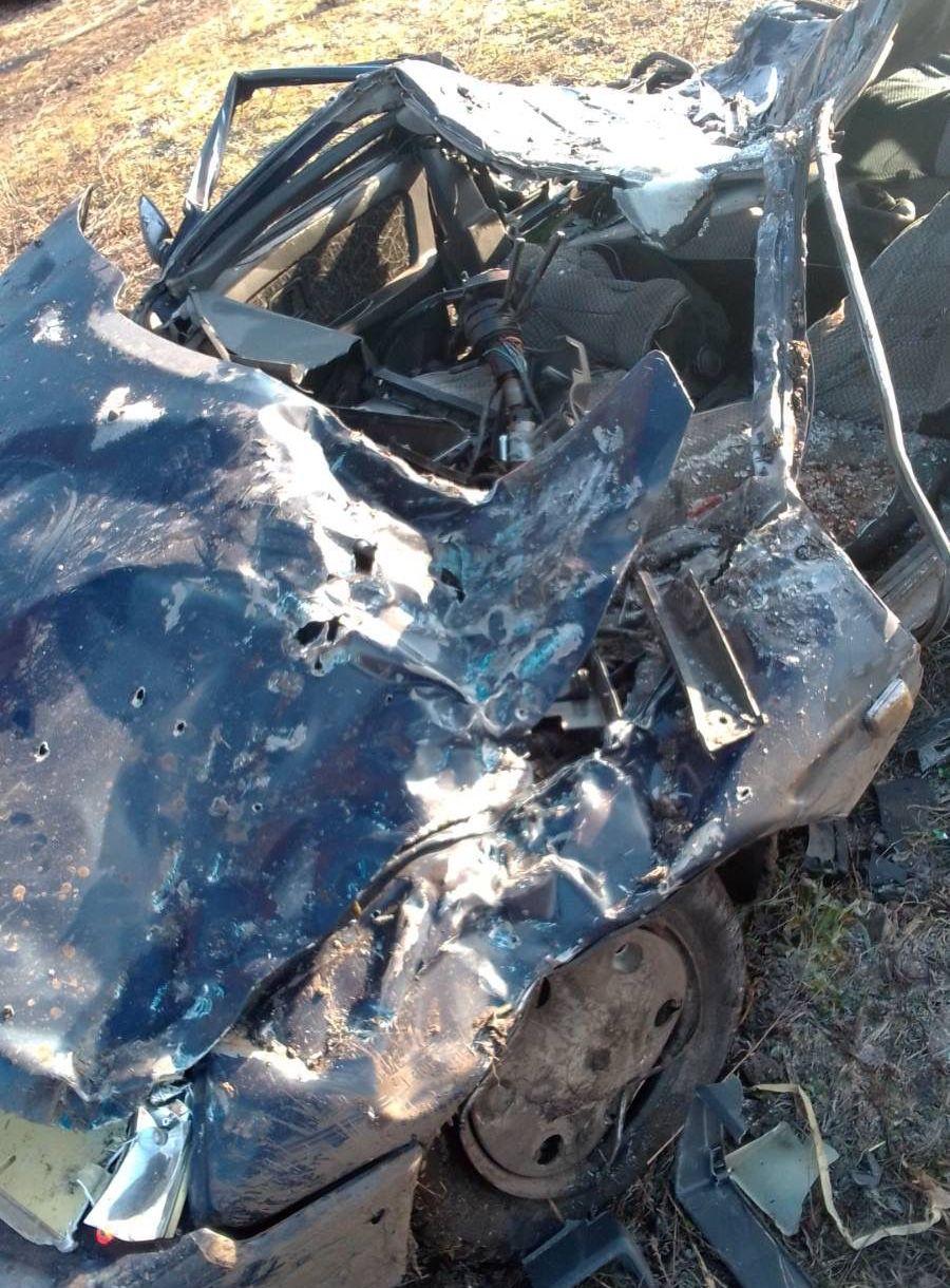 На Сумщині окупанти розчавили авто з чоловіком, який намагався зупинити колону (фото) На Сумщині окупанти розчавили авто з чоловіком, який намагався зупинити колону (фото)