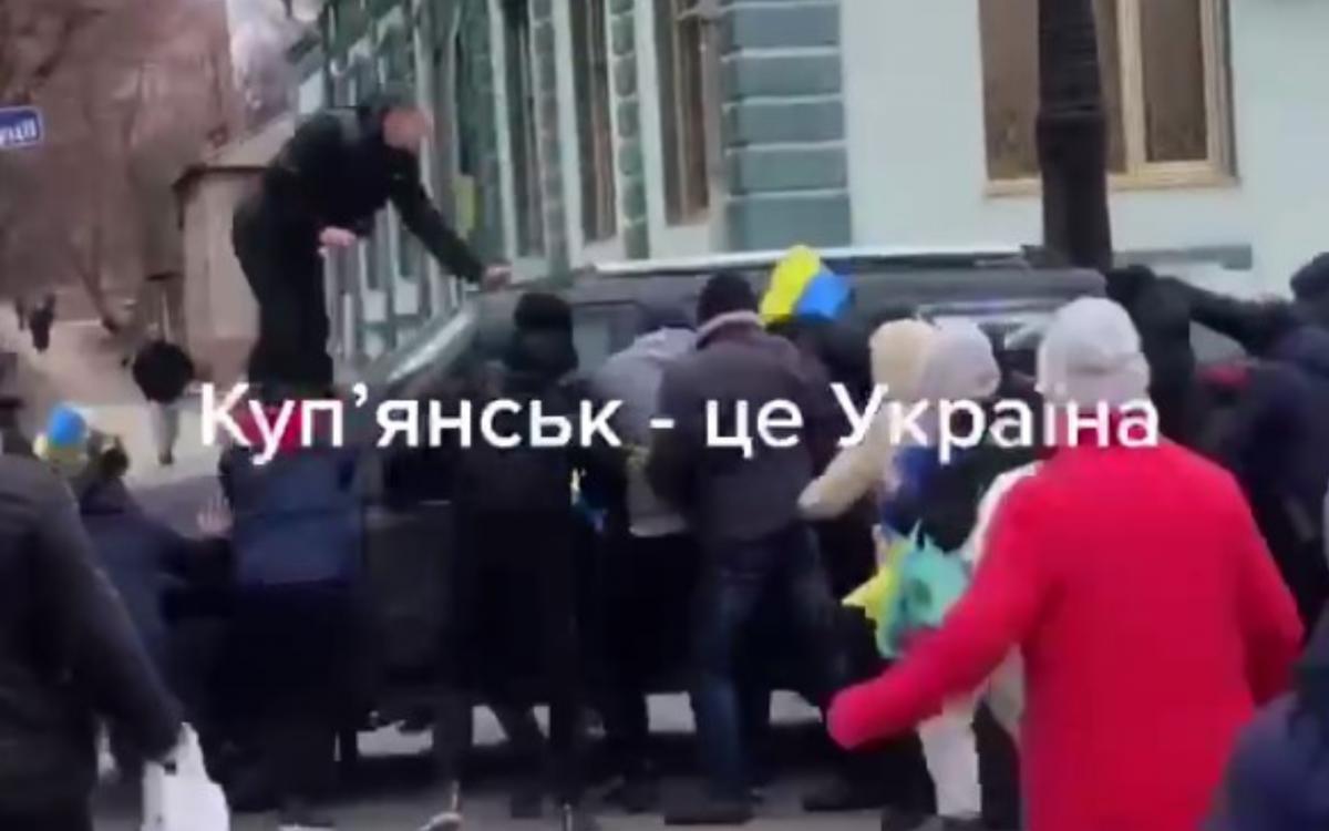 У Куп'янську українці кинулися на машину з військовими РФ , яку ті відібрали у місцевих / скрін відео t.me/dneproperativ У Куп'янську українці кинулися на машину з військовими РФ , яку ті відібрали у місцевих / скрін відео t.me/dneproperativ