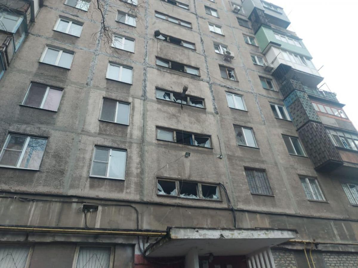 Ситуация в Мариуполе: обстреляли дома и школу, враг не дает восстановить свет и тепло / фото Facebook
