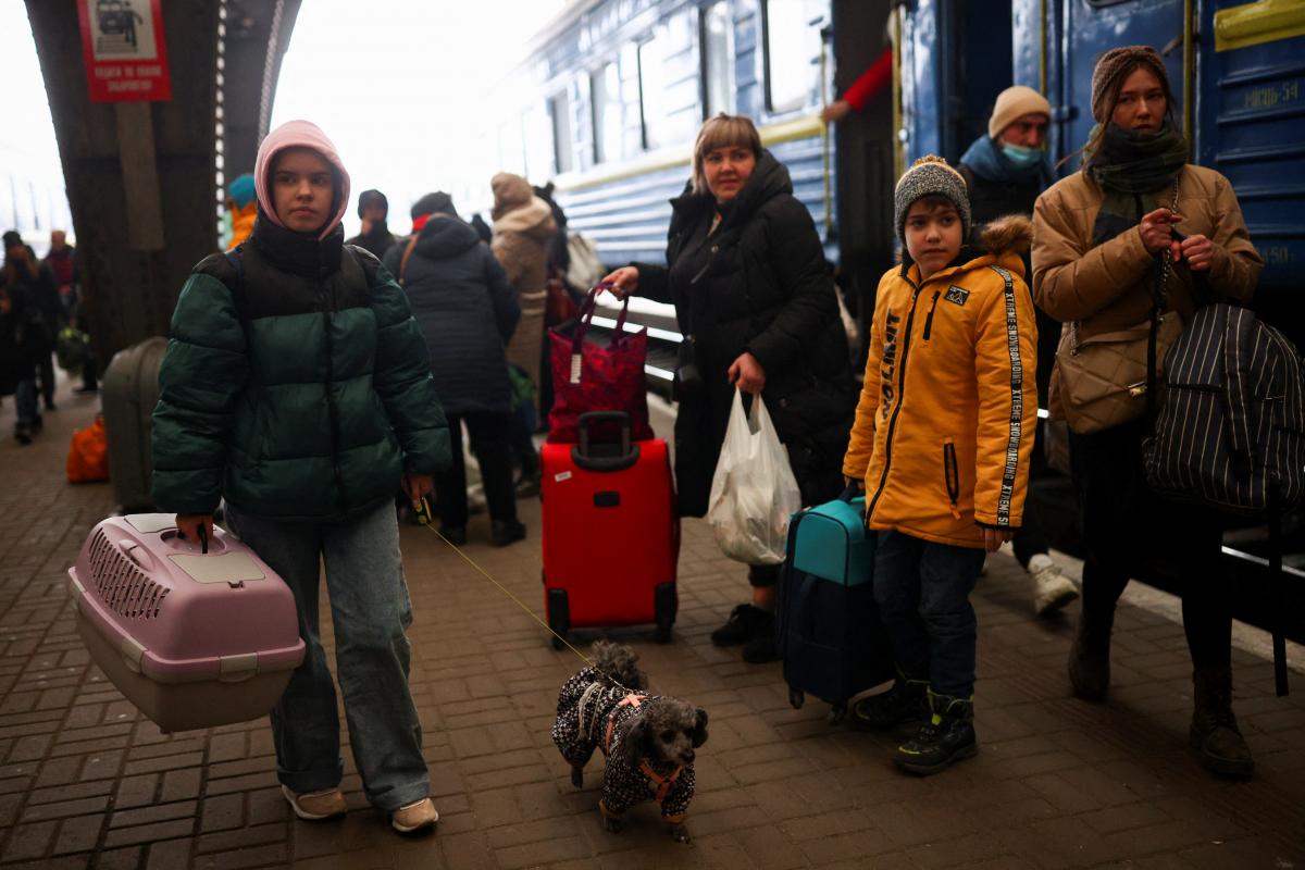 Сотні тисяч українців змушені покинути свої домівки через війну Росії проти України / фото REUTERS
