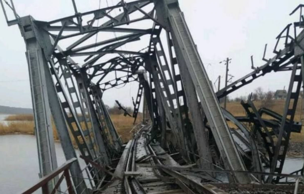 В Васильевке во время обстрелов разрушили мост / фото Запорожская ОГА