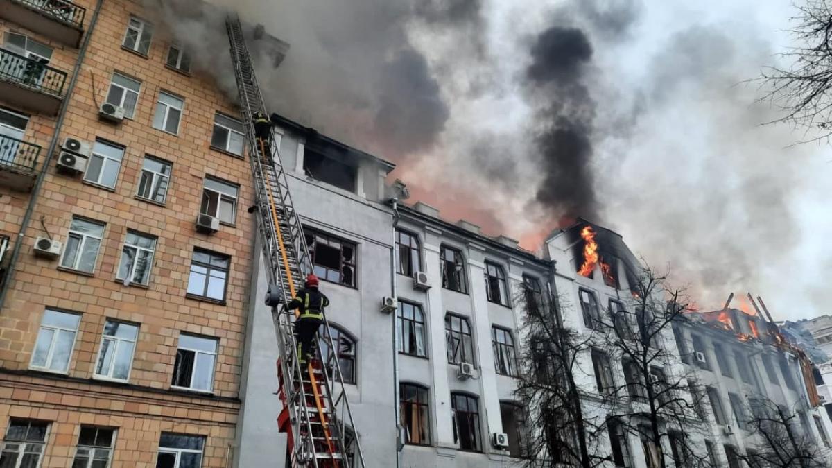 Россияне разрушают украинские города, убивая их жителей / фото ГСЧС