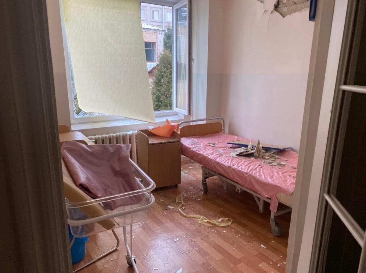 В результате обстрелов в Житомире пострадал областной перинатальный центр / фото ГСЧС