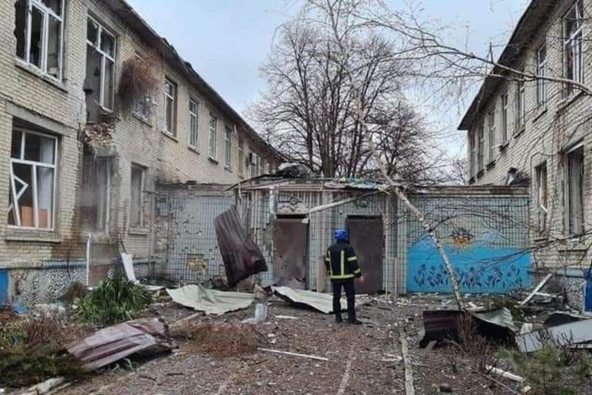 В Луганской области противник обстрелял детсад / фото t.me/luhanskaVTSA