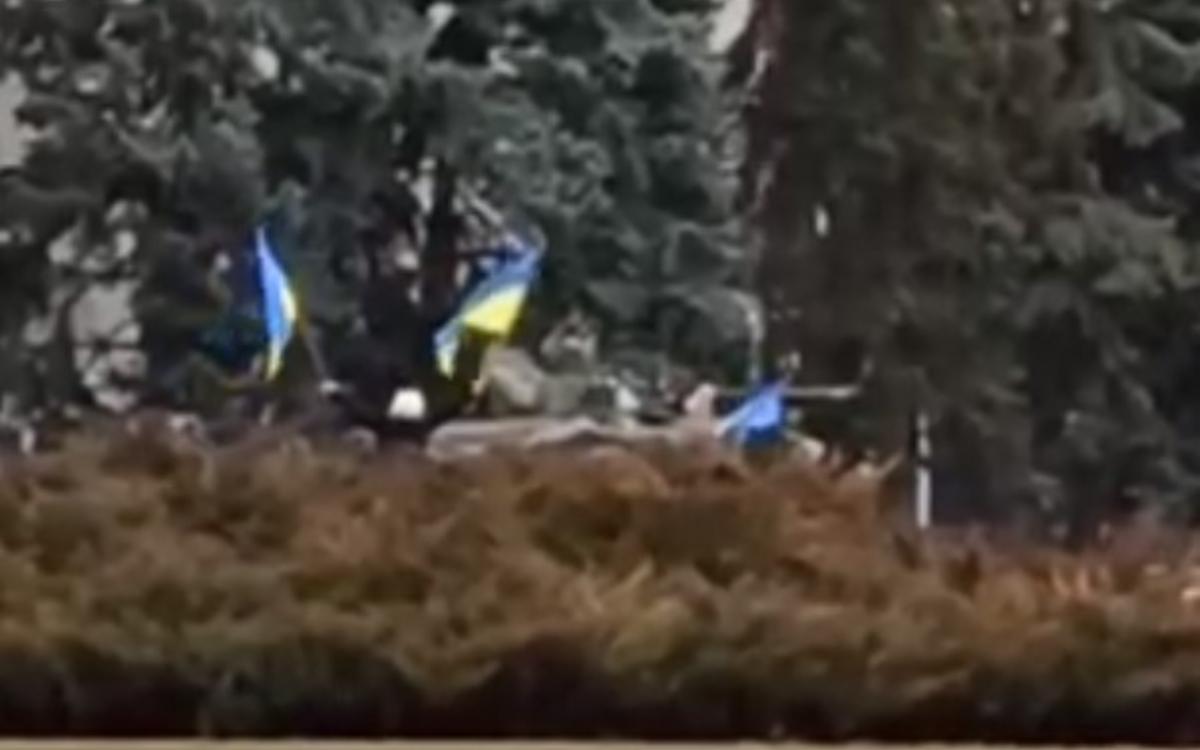 Українці забрали прапор у російських військових / Фото - скрін відео Останній блокпост, t.me Українці забрали прапор у російських військових / Фото - скрін відео Останній блокпост, t.me