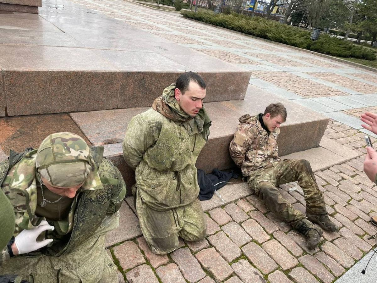 'Тату, нас взяли у капкан!': у Миколаєві захопили в полон російських військових (відео) 'Тату, нас взяли у капкан!': у Миколаєві захопили в полон російських військових (відео)