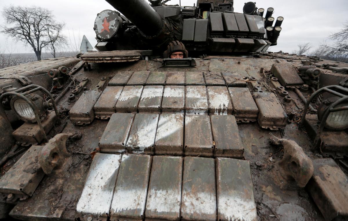Российские военнослужащие открыли огонь по гражданским жителям из танка / фото REUTERS Российские военнослужащие открыли огонь по гражданским жителям из танка / фото REUTERS