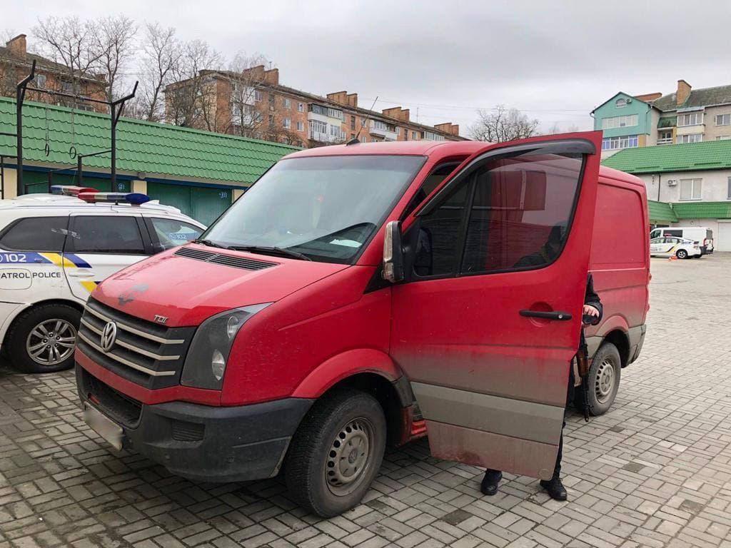 'Перший пішов': у Рівному п'яний водій 'пожертвував' авто на користь армії 'Перший пішов': у Рівному п'яний водій 'пожертвував' авто на користь армії