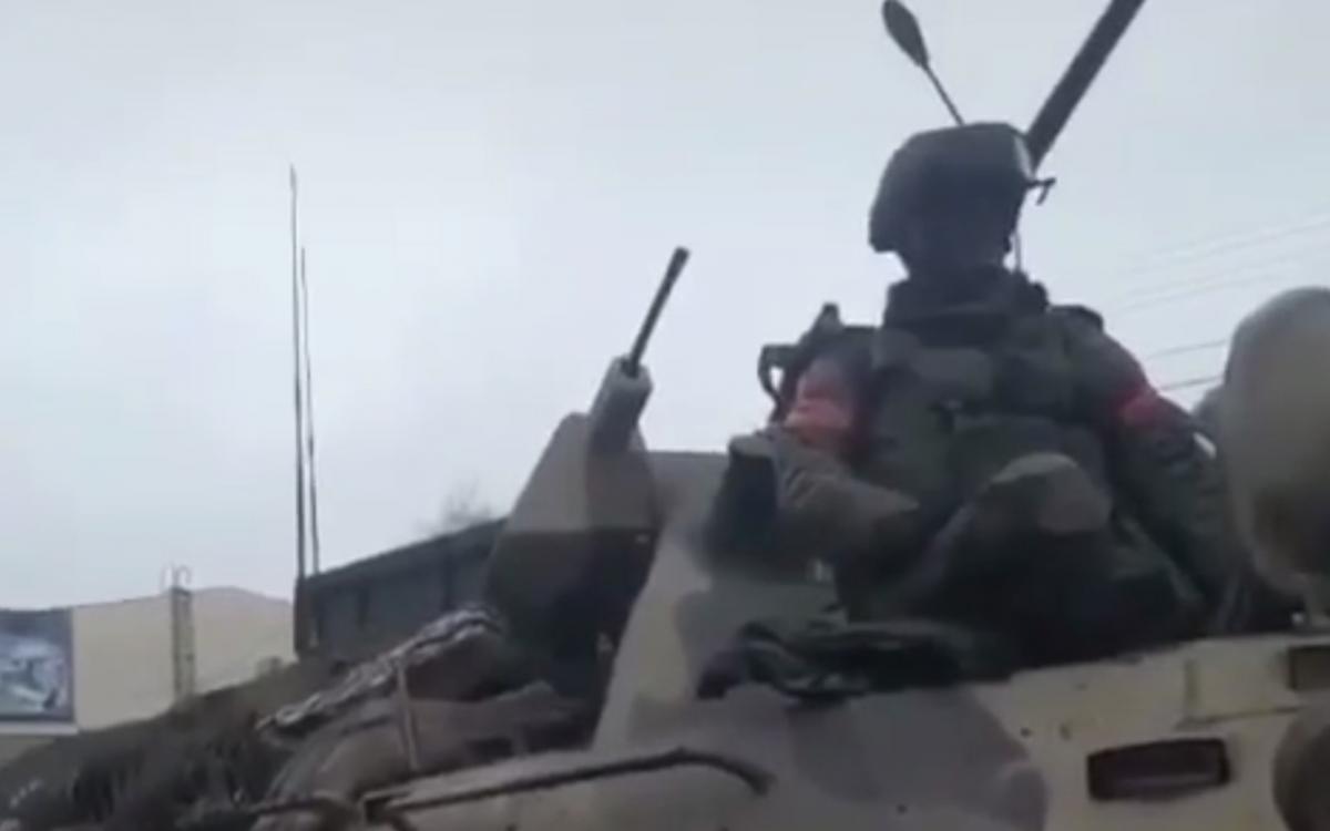 Местные жители Конотопа угрожают военным РФ / Скрин видео t.me Местные жители Конотопа угрожают военным РФ / Скрин видео t.me