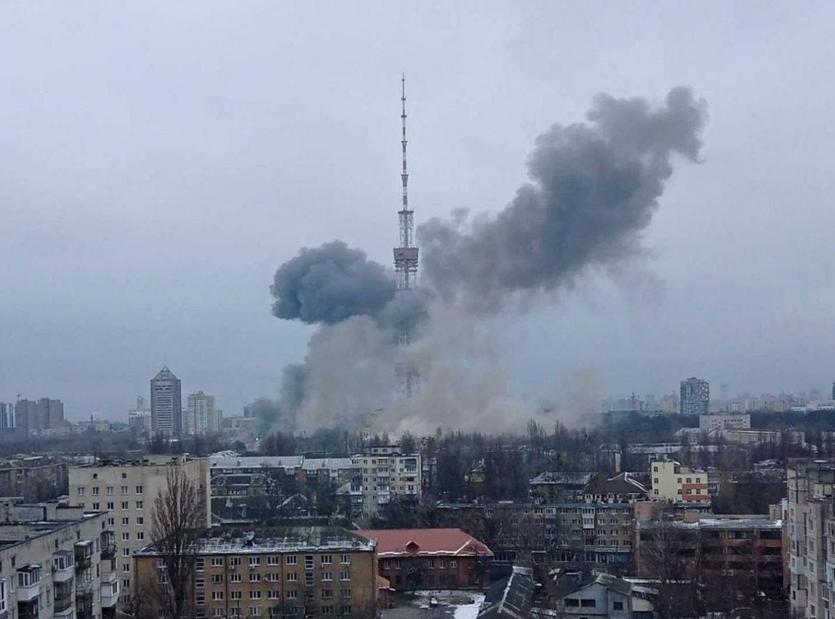Ракета оккупантов попала в телебашню / фото общественное Ракета оккупантов попала в телебашню / фото общественное