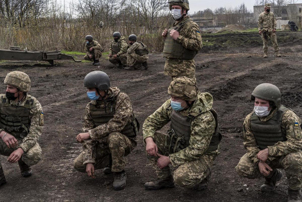 Солдаты ВСУ подняли флаг Украины над отвоеванной у оккупантов Бучей (видео) Солдаты ВСУ подняли флаг Украины над отвоеванной у оккупантов Бучей (видео)