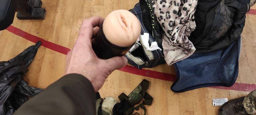 У полоненого радиста також була секс-іграшка / facebook.com/aleksandr.serstuk У полоненого радиста також була секс-іграшка / facebook.com/aleksandr.serstuk