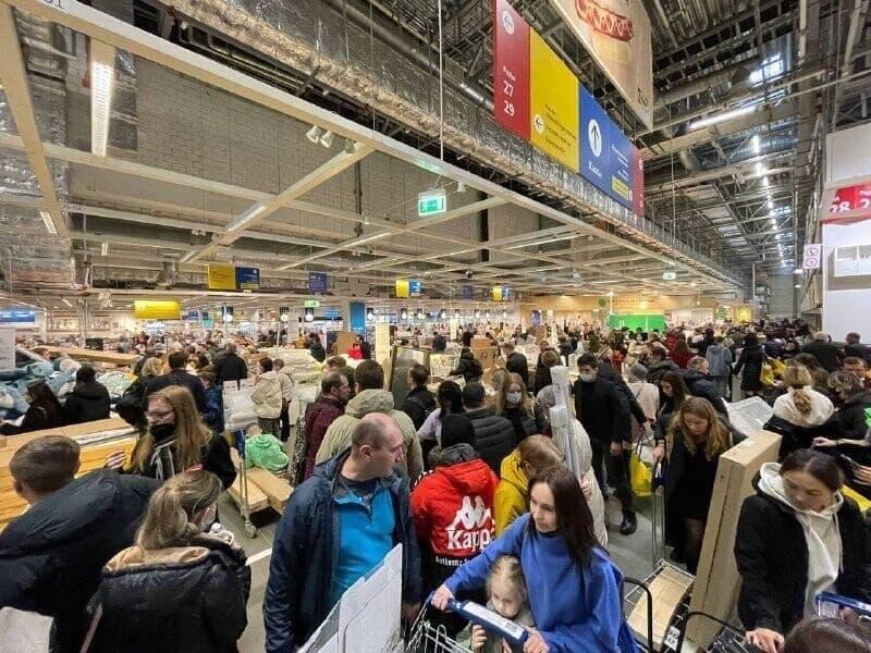 У корзинах покупців чимало товарів / фото соцмережі У корзинах покупців чимало товарів / фото соцмережі