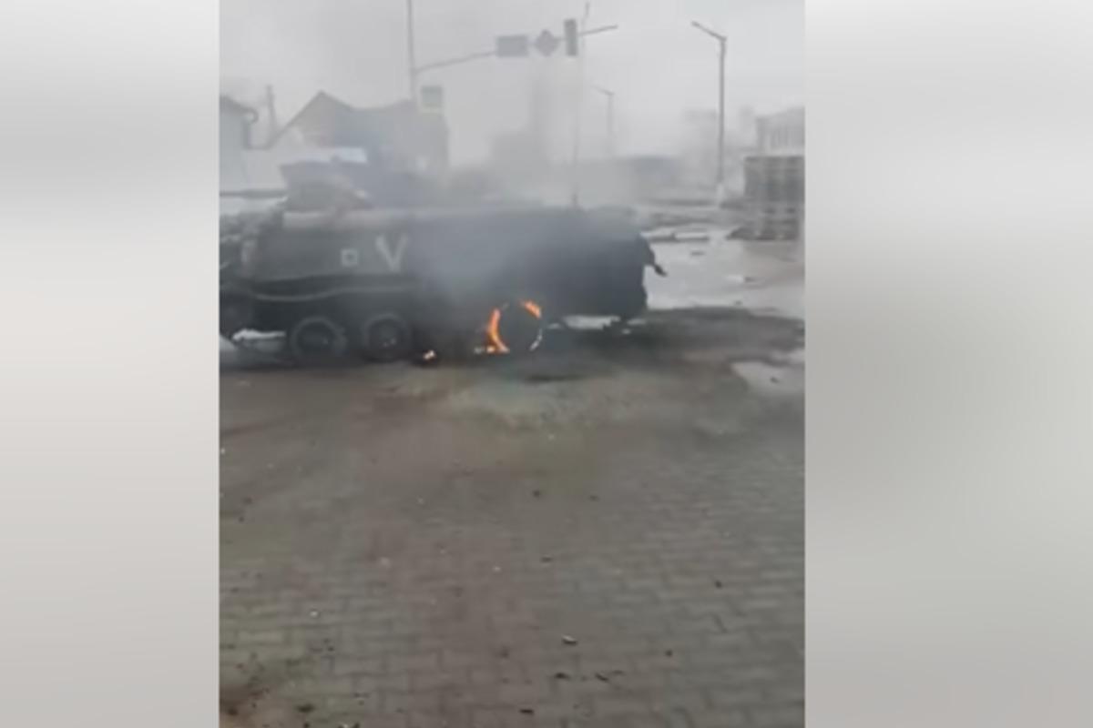 В Гостомеле защитники Украины уничтожили десятки машин десанта противника / скриншот