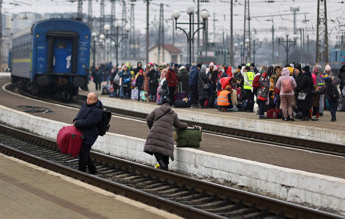 Залізниця стала єдиним порятунком для мільйонів українців, які були змушені тікати у більш безпечні міста / фото REUTERS
