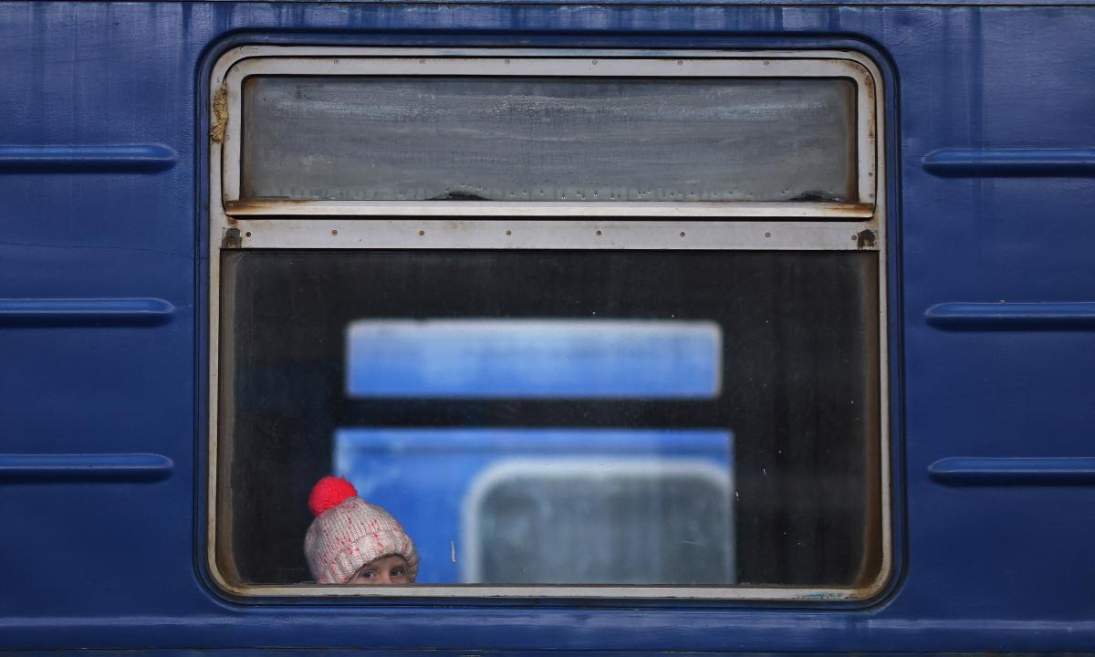 Украинцев поездами эвакуируют из "горячих точек" / фото REUTERS