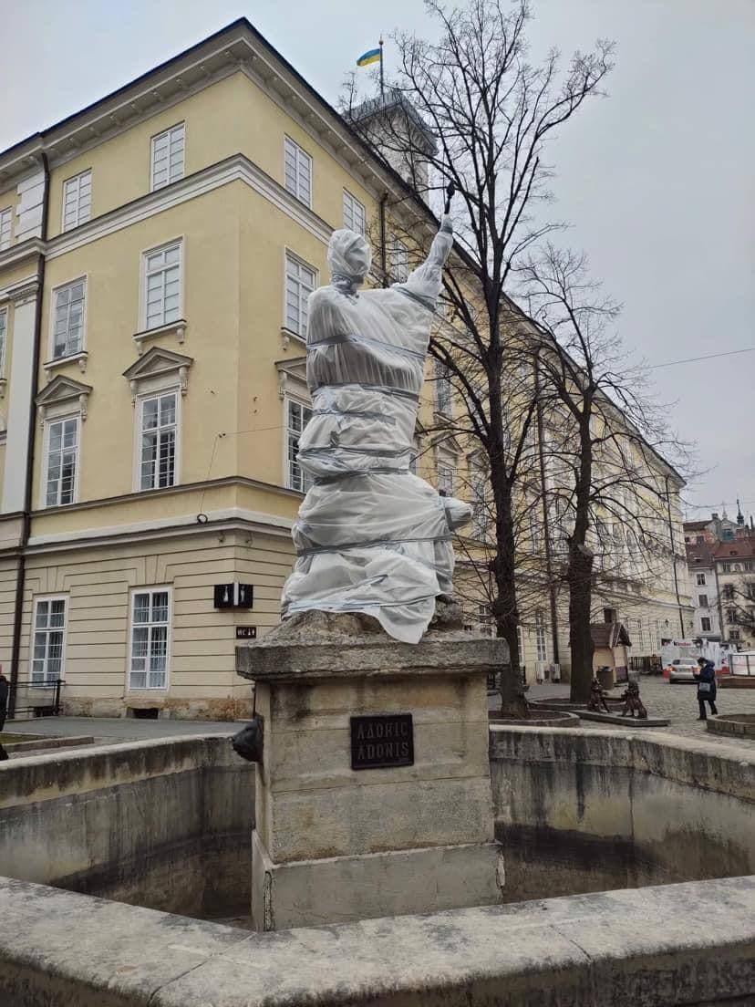 Во Львове решили спрятать статуи или обмотать их противопожарным материалом / Фото - Юлия Хомчин, t.me/reporter_ua