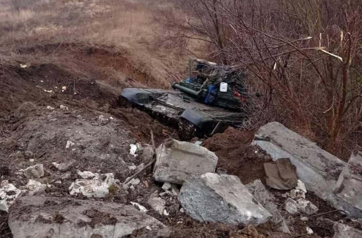 Российский танк застрял в канаве 
