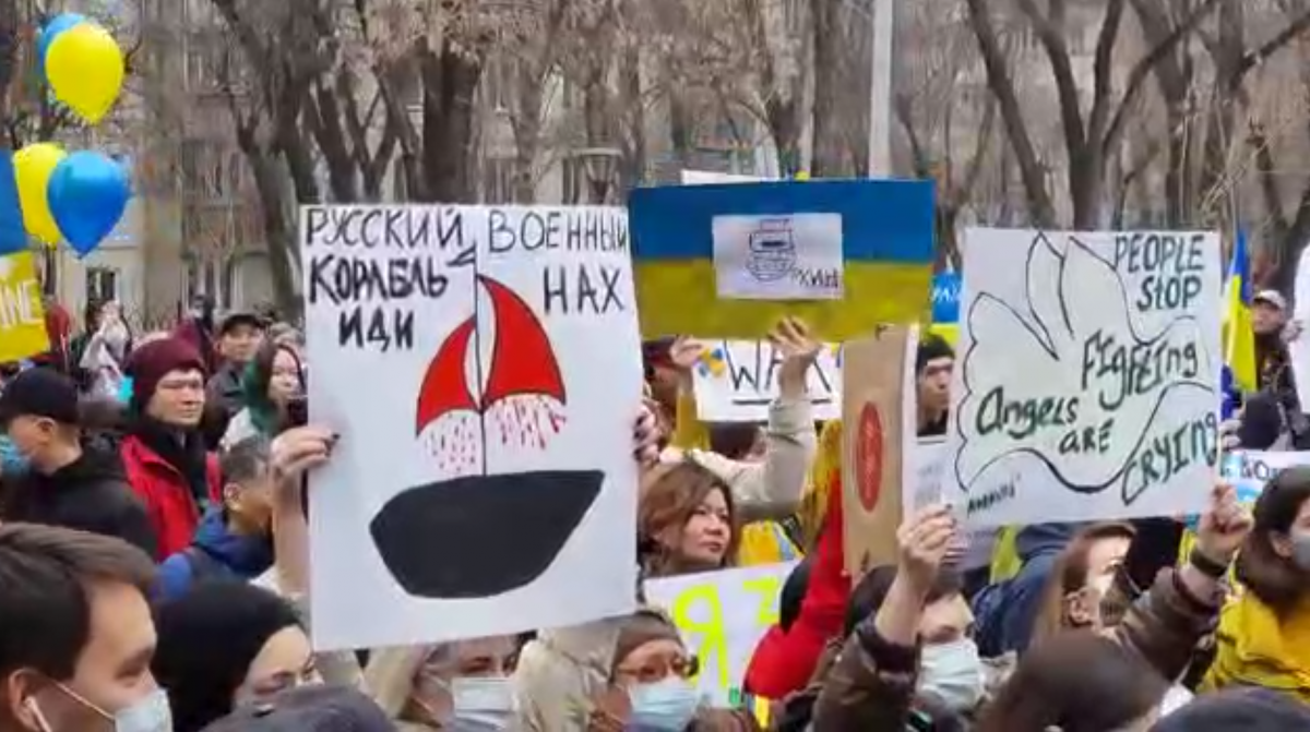 На митинг жители Алма-Ате вышли с плакатами "Нет войне", "Руки прочь от Украины", "Stop Putler" / скриншот