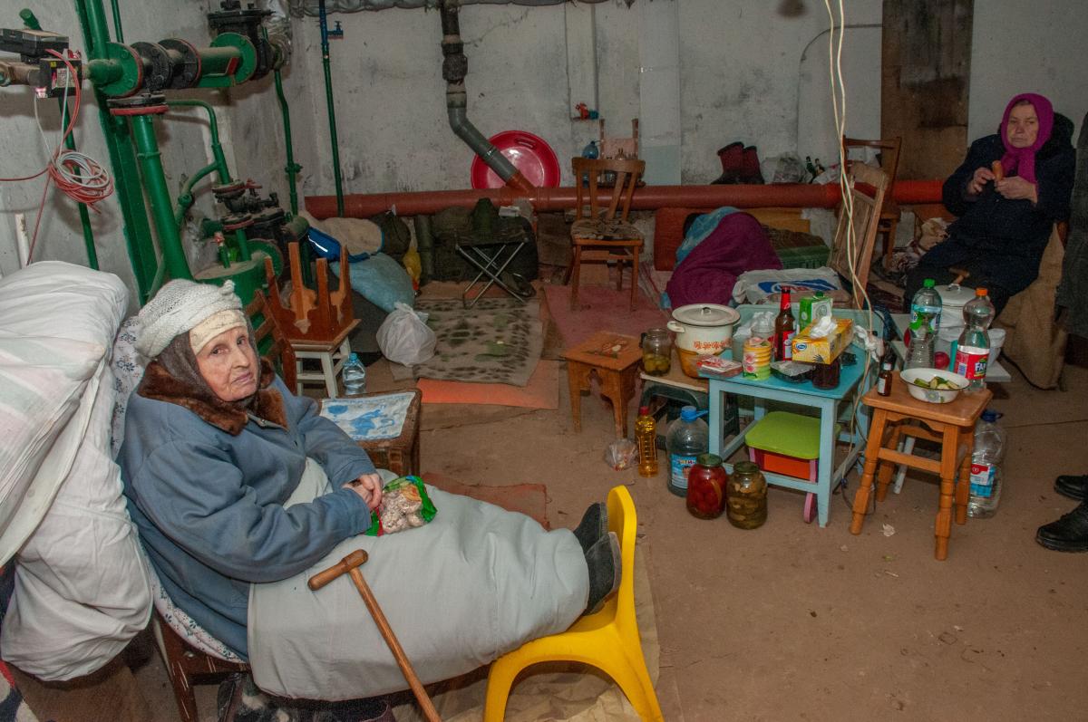 Многие пожилые люди вынуждены прятаться от обстрелов в подвалах / фото УНИАН (Андрей Мариенко)