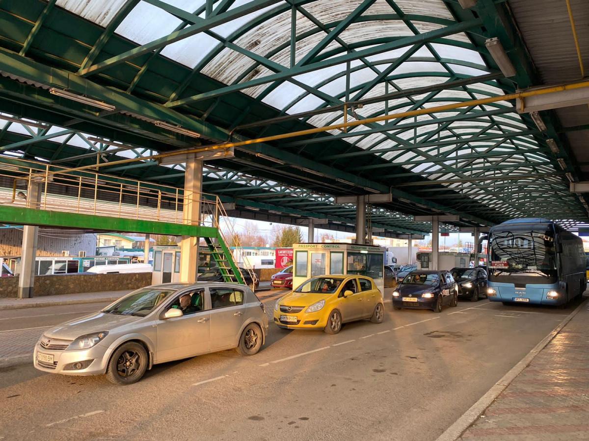 Сотруднику Государственной миграционной службы избрали меру пресечения в виде содержания под стражей / фото facebook.com/DPSUkraine Сотруднику Государственной миграционной службы избрали меру пресечения в виде содержания под стражей / фото facebook.com/DPSUkraine